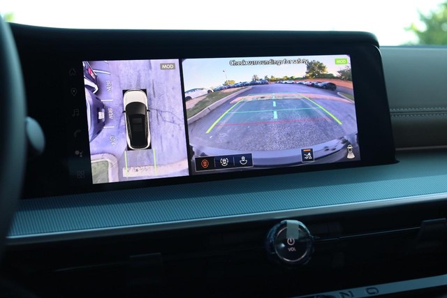 Nissan Murano Vehicle Full-screen Gallery Image 15