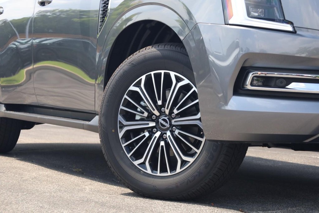 Nissan Armada Vehicle Full-screen Gallery Image 2
