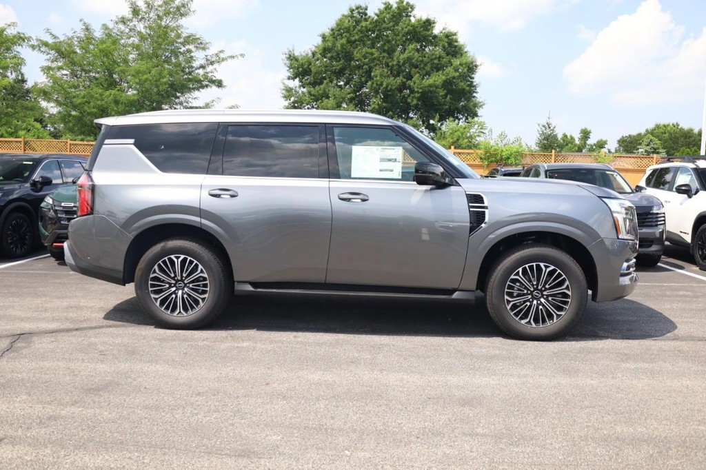 Nissan Armada Vehicle Full-screen Gallery Image 4