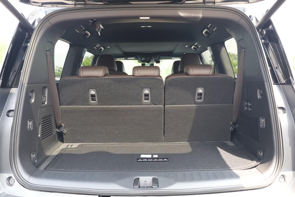 Nissan Armada Vehicle Full-screen Gallery Image 6