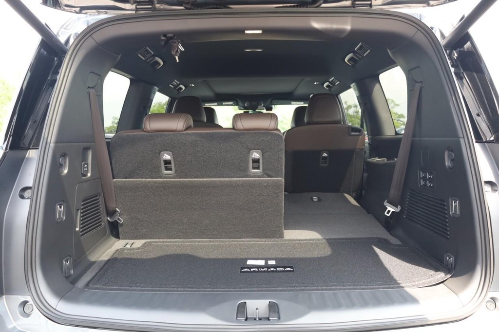 Nissan Armada Vehicle Full-screen Gallery Image 7