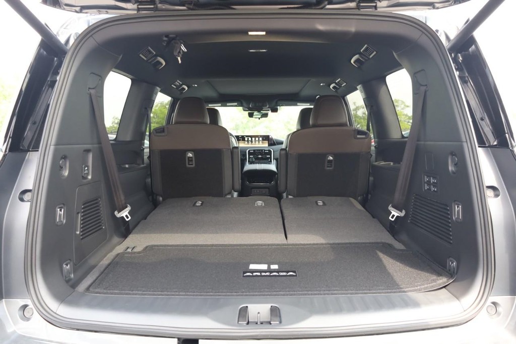 Nissan Armada Vehicle Full-screen Gallery Image 8