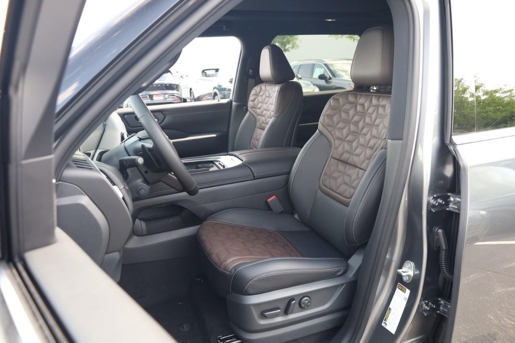 Nissan Armada Vehicle Full-screen Gallery Image 9