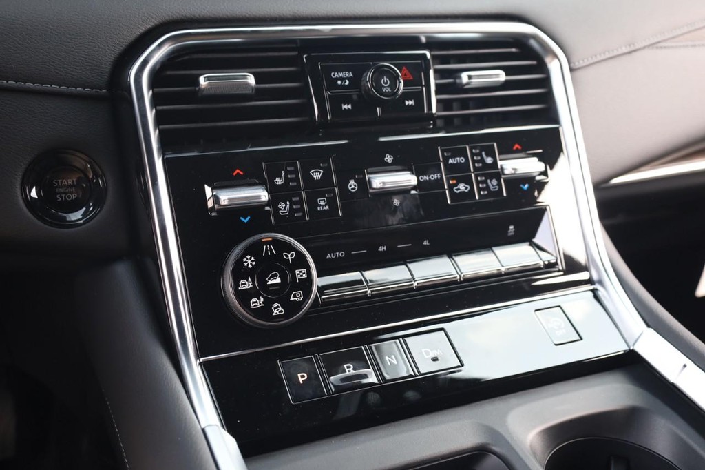 Nissan Armada Vehicle Full-screen Gallery Image 14