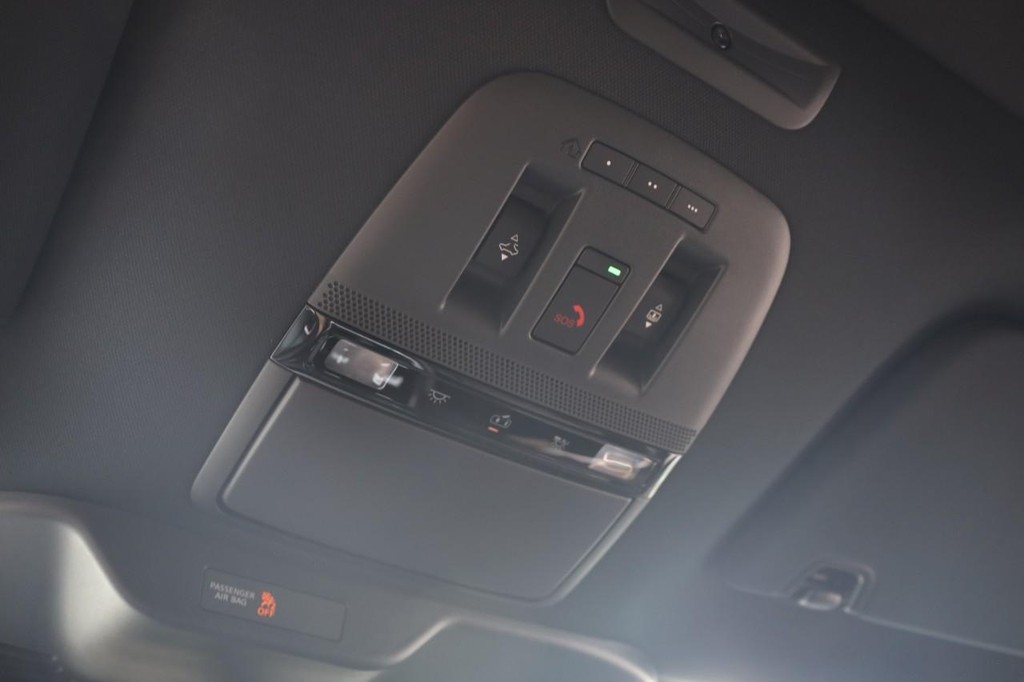 Nissan Armada Vehicle Full-screen Gallery Image 15