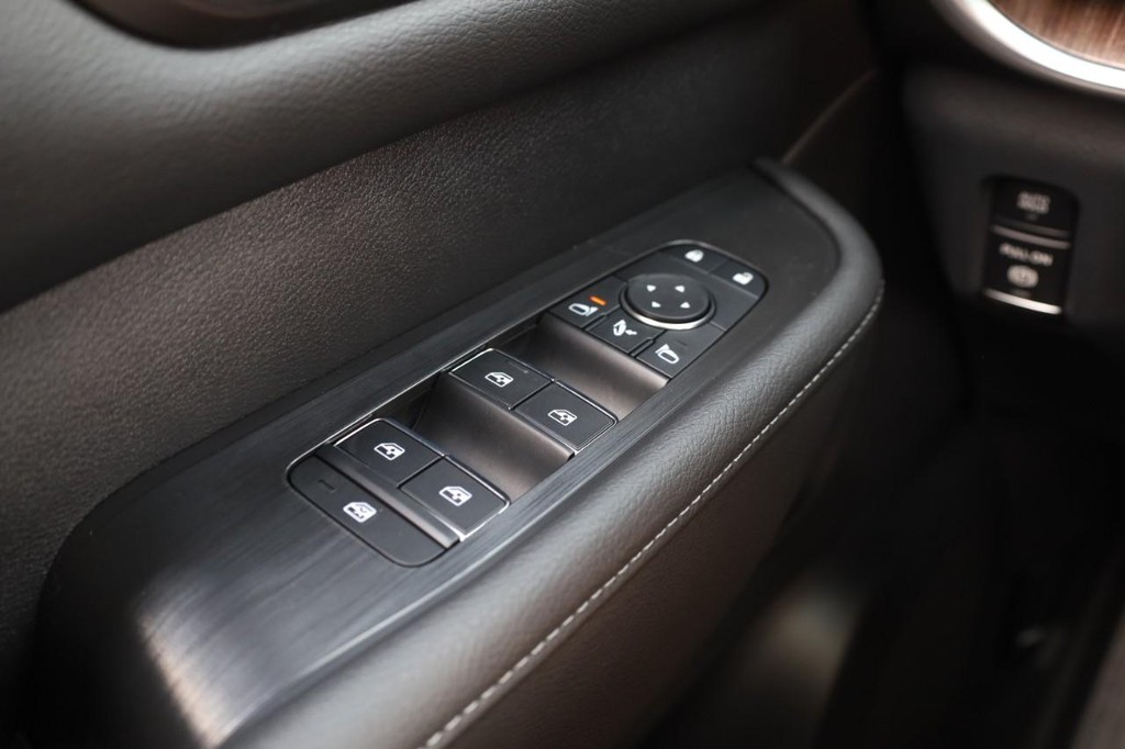 Nissan Armada Vehicle Full-screen Gallery Image 16