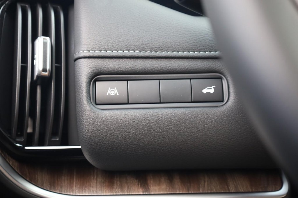 Nissan Armada Vehicle Full-screen Gallery Image 17