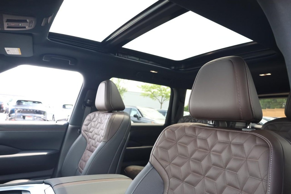 Nissan Armada Vehicle Full-screen Gallery Image 19