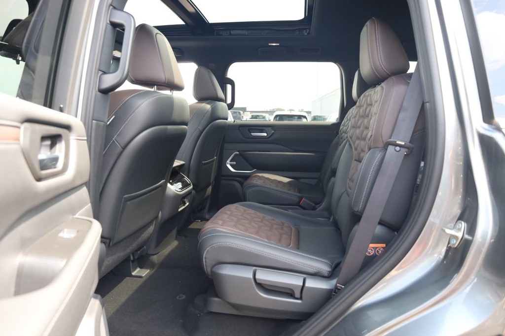 Nissan Armada Vehicle Full-screen Gallery Image 20