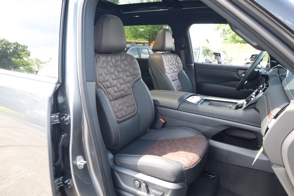 Nissan Armada Vehicle Full-screen Gallery Image 23