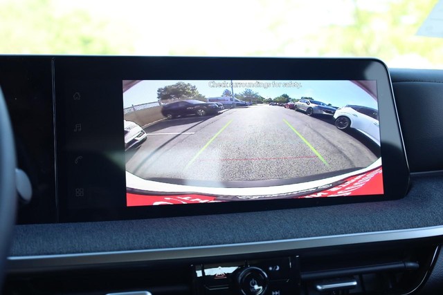 Nissan Kicks Vehicle Full-screen Gallery Image 12