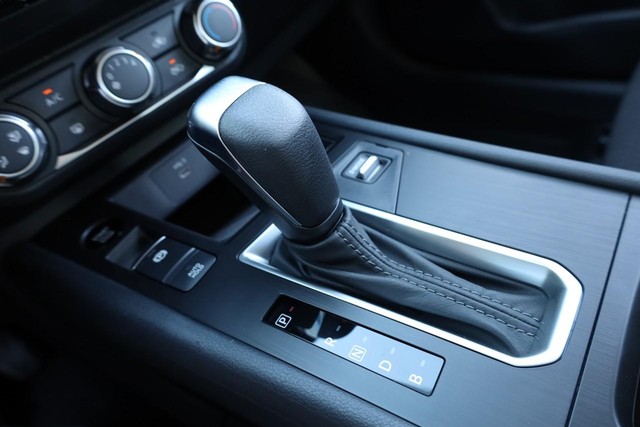 Nissan Kicks Vehicle Full-screen Gallery Image 16