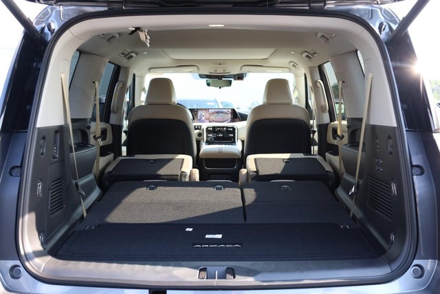 Nissan Armada Vehicle Full-screen Gallery Image 9