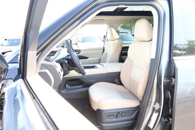 Nissan Armada Vehicle Full-screen Gallery Image 10