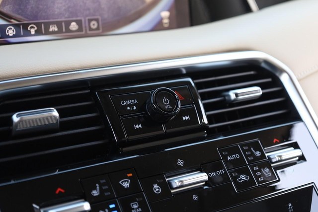 Nissan Armada Vehicle Full-screen Gallery Image 18