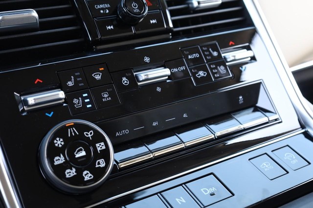 Nissan Armada Vehicle Full-screen Gallery Image 19