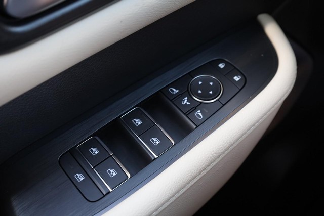 Nissan Armada Vehicle Full-screen Gallery Image 22