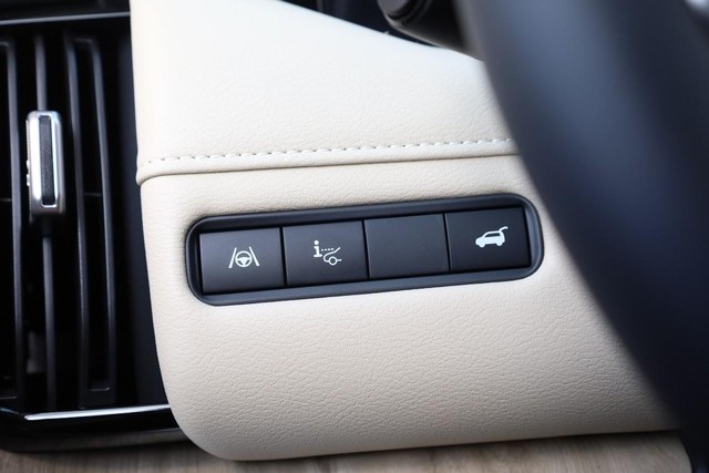 Nissan Armada Vehicle Full-screen Gallery Image 23