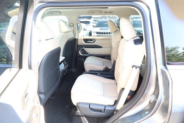 Nissan Armada Vehicle Full-screen Gallery Image 25