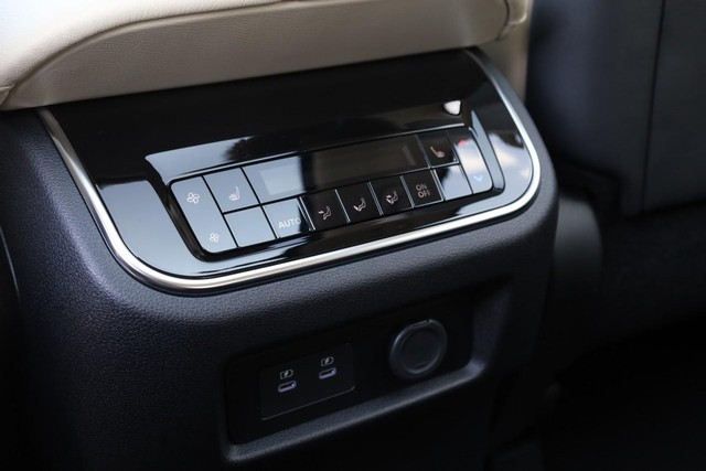 Nissan Armada Vehicle Full-screen Gallery Image 26