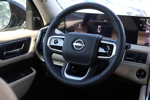 Nissan Armada Vehicle Full-screen Gallery Image 28