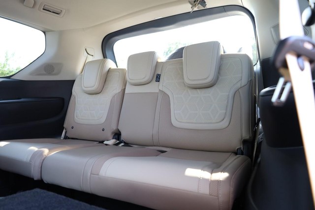Nissan Armada Vehicle Full-screen Gallery Image 29