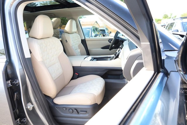 Nissan Armada Vehicle Full-screen Gallery Image 30