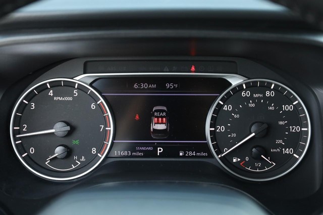 Nissan Rogue Vehicle Image 12