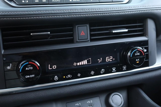 Nissan Rogue Vehicle Image 15