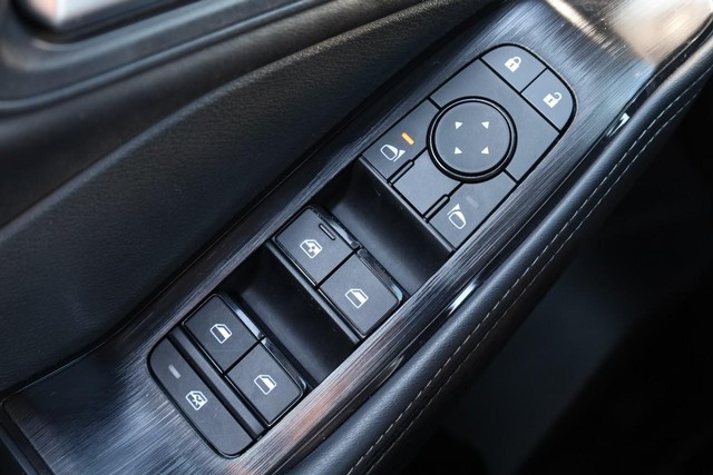 Nissan Rogue Vehicle Image 19