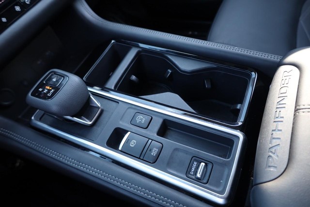 Nissan Pathfinder Vehicle Image 18