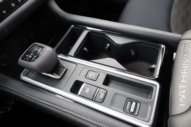Nissan Pathfinder Vehicle Image 17