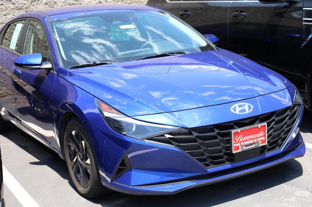 Hyundai Elantra Vehicle Full-screen Gallery Image 02