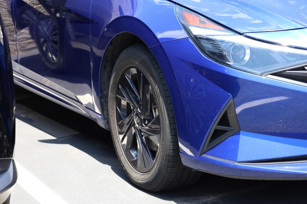 Hyundai Elantra Vehicle Full-screen Gallery Image 03