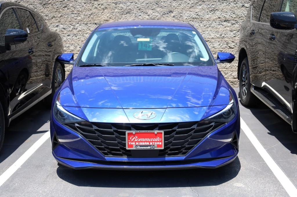 Hyundai Elantra Vehicle Full-screen Gallery Image 04