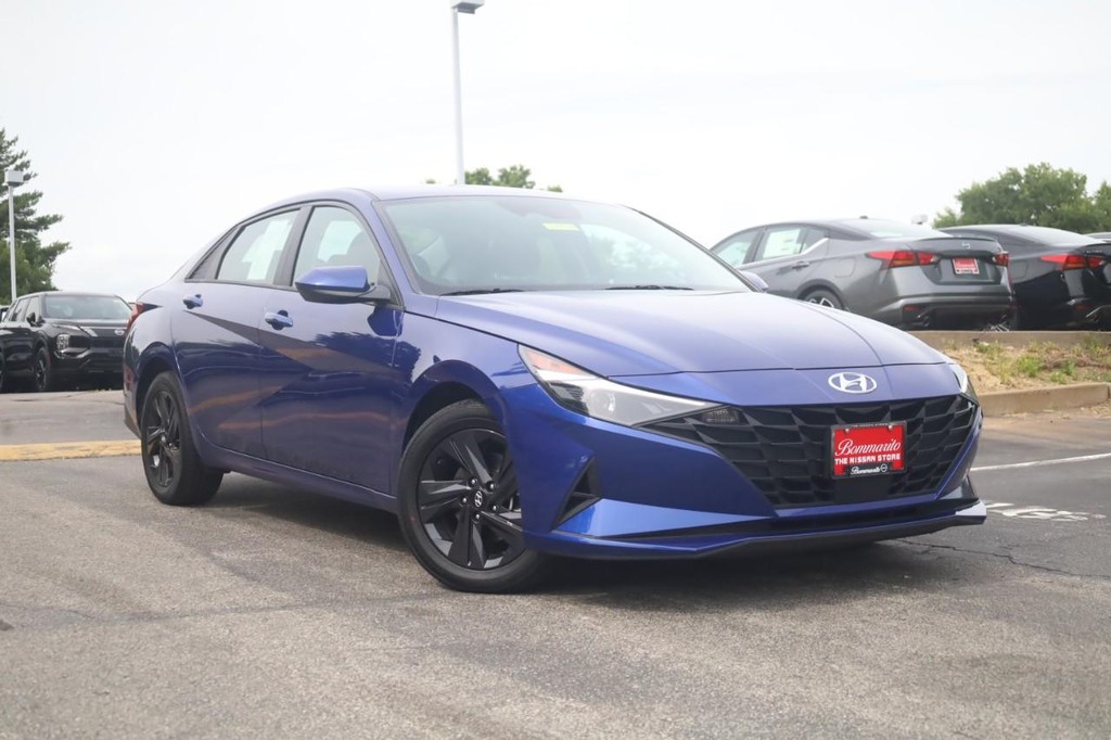 Hyundai Elantra Vehicle Full-screen Gallery Image 06
