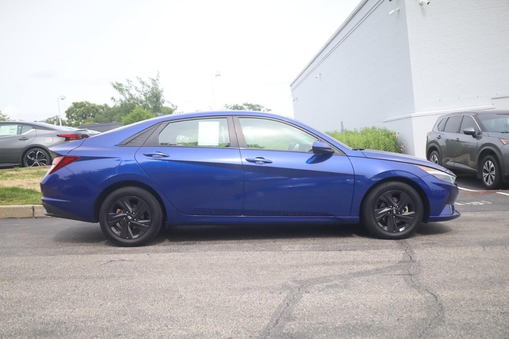 Hyundai Elantra Vehicle Full-screen Gallery Image 09
