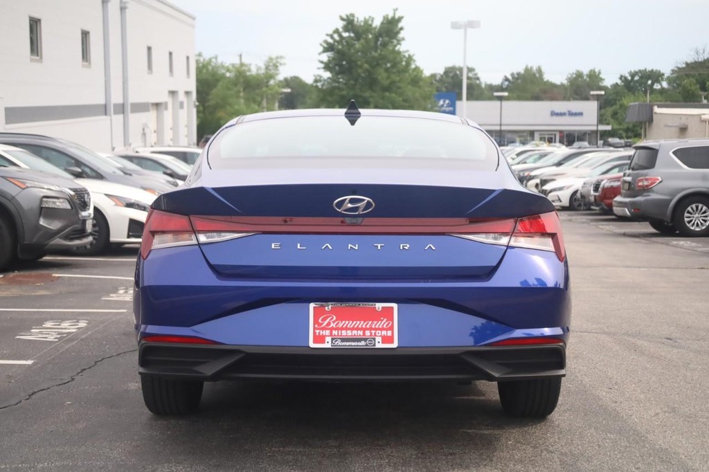 Hyundai Elantra Vehicle Full-screen Gallery Image 10