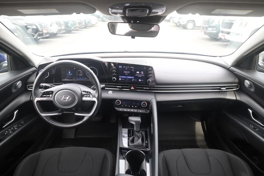 Hyundai Elantra Vehicle Full-screen Gallery Image 11