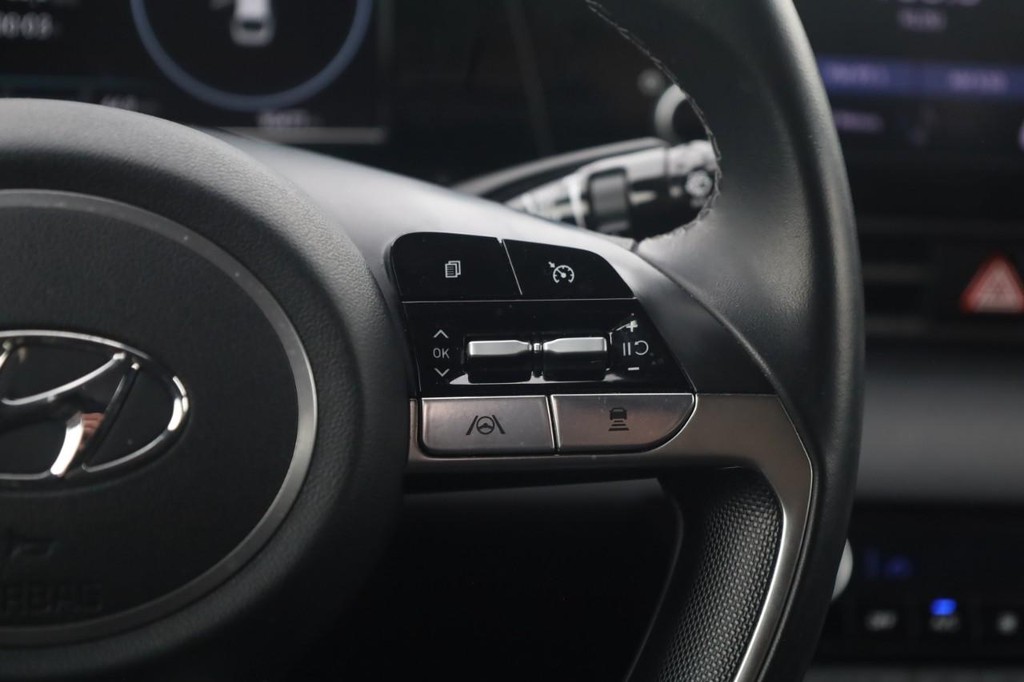 Hyundai Elantra Vehicle Full-screen Gallery Image 13