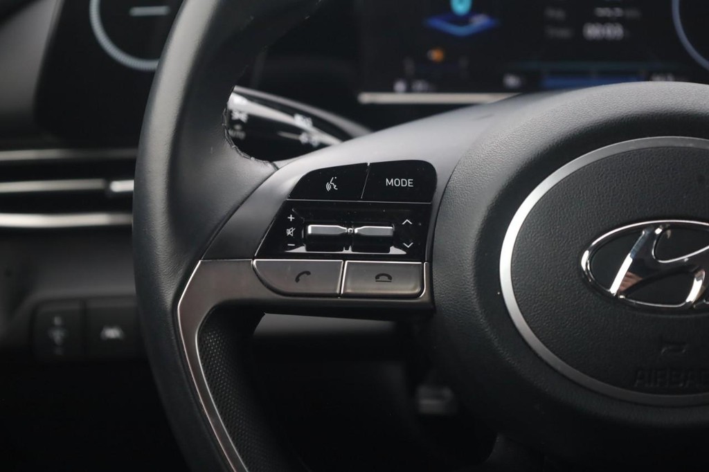 Hyundai Elantra Vehicle Full-screen Gallery Image 14