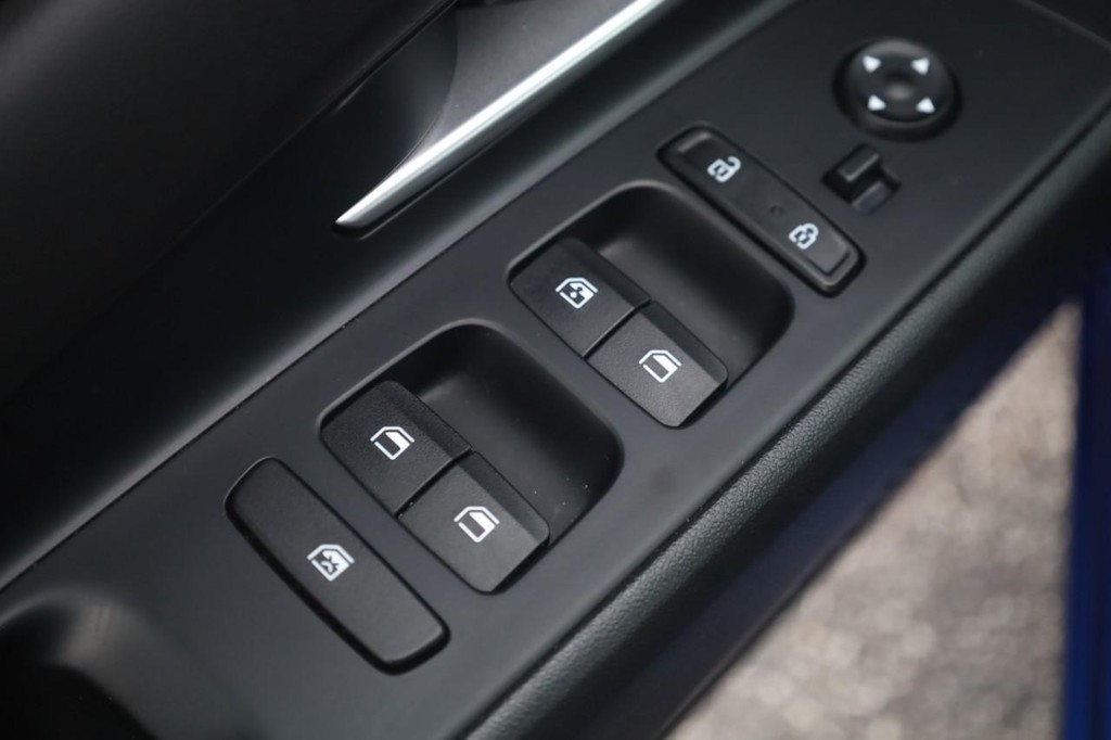 Hyundai Elantra Vehicle Full-screen Gallery Image 15