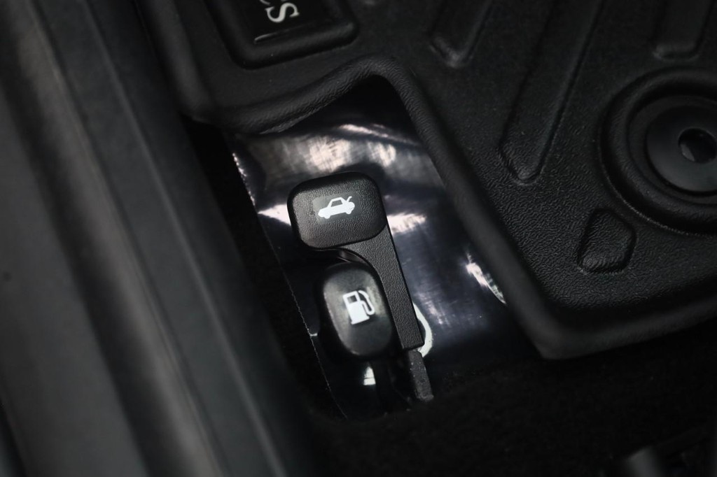 Hyundai Elantra Vehicle Full-screen Gallery Image 16