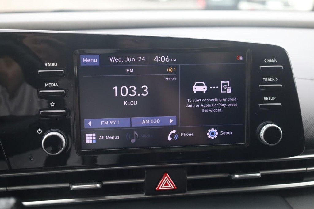 Hyundai Elantra Vehicle Full-screen Gallery Image 19