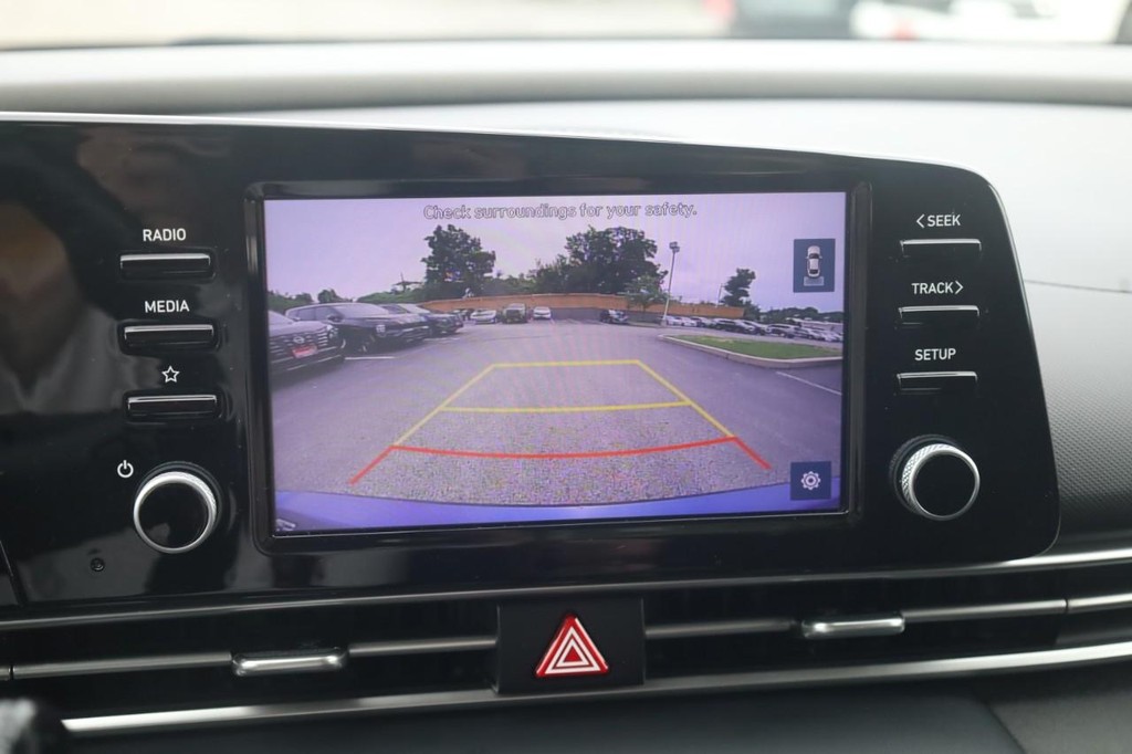 Hyundai Elantra Vehicle Full-screen Gallery Image 20