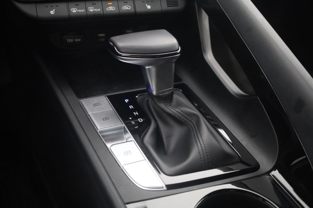 Hyundai Elantra Vehicle Full-screen Gallery Image 23