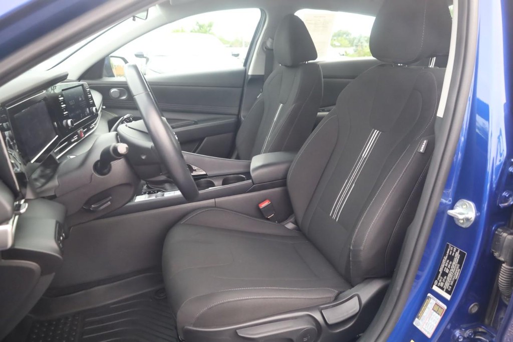 Hyundai Elantra Vehicle Full-screen Gallery Image 24