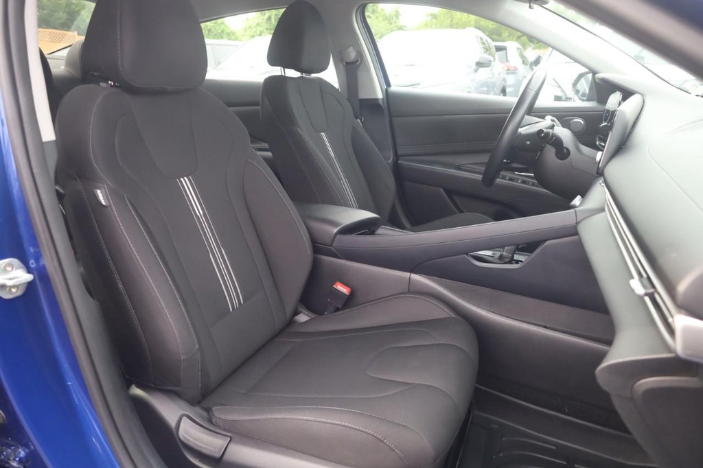 Hyundai Elantra Vehicle Full-screen Gallery Image 25