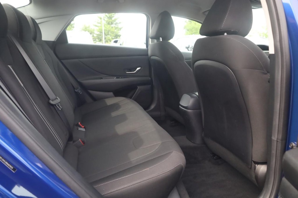 Hyundai Elantra Vehicle Full-screen Gallery Image 26