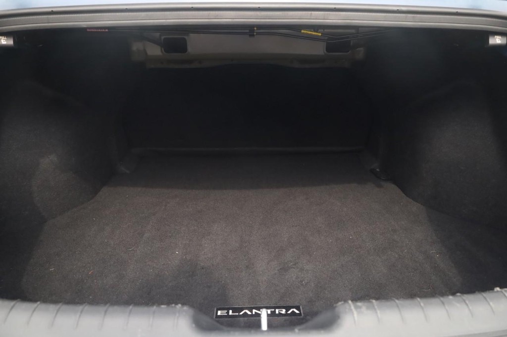 Hyundai Elantra Vehicle Full-screen Gallery Image 27